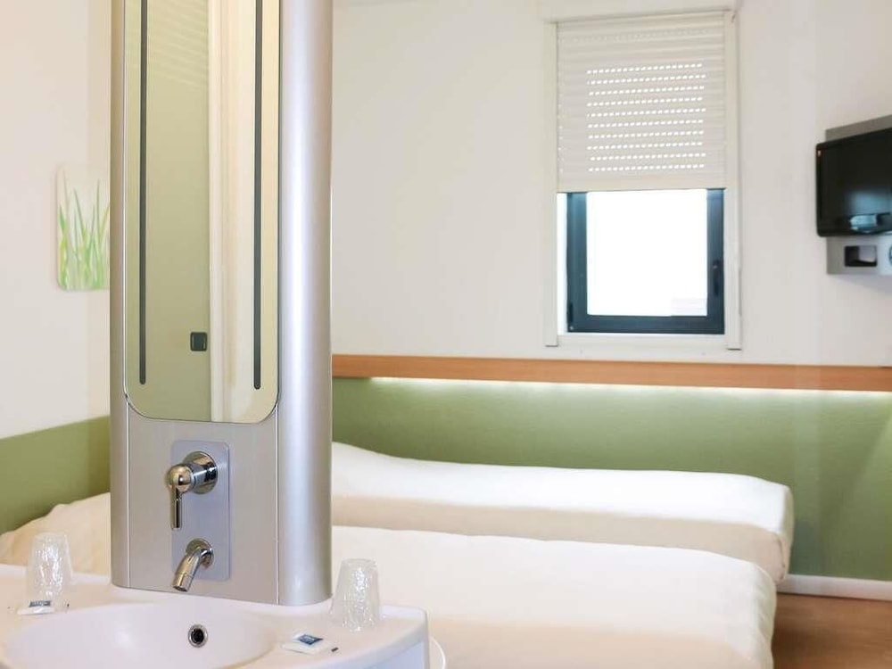 Habitación con dos camas individuales para hasta 2 personas del hotel Ibis Budget Castelnaudary. Foto 5