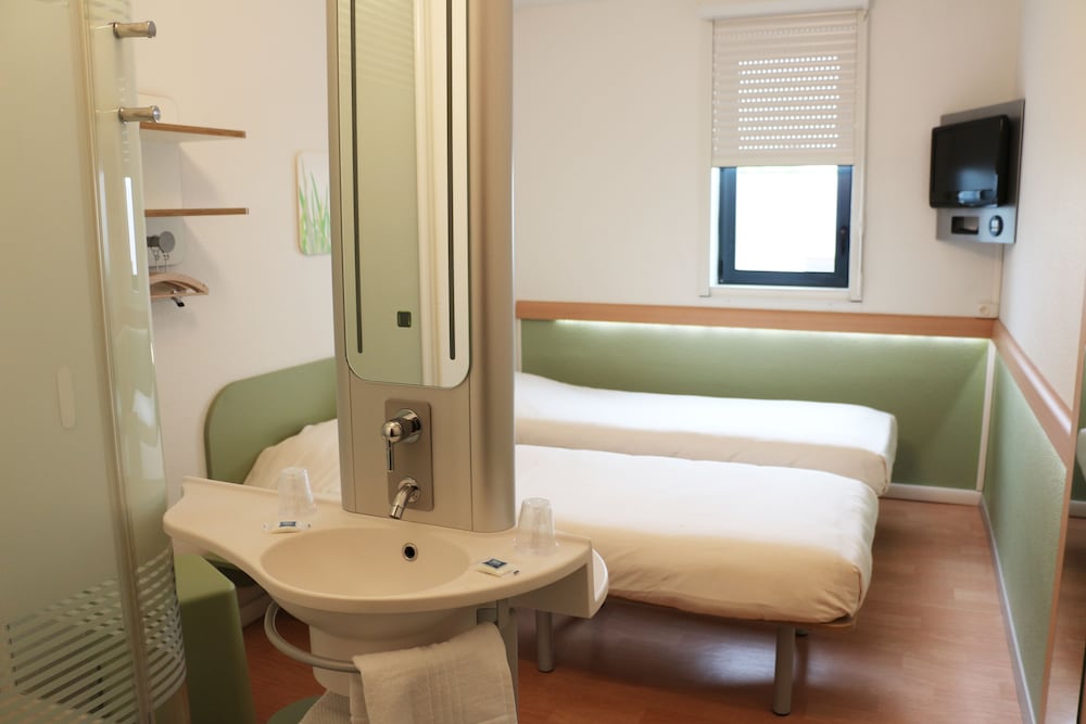 Habitación con dos camas individuales para hasta 2 personas del hotel Ibis Budget Castelnaudary. Foto 6