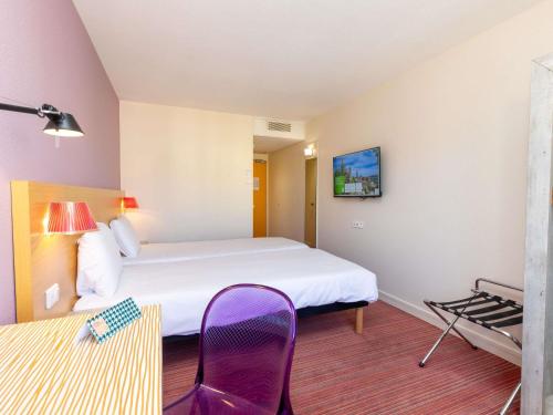 Habitación estándar con dos camas individuales del hotel Ibis Styles Le Puy En Velay. Foto 1