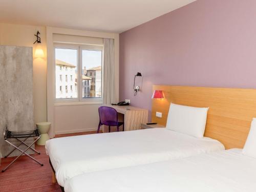 Habitación estándar con dos camas individuales del hotel Ibis Styles Le Puy En Velay. Foto 2