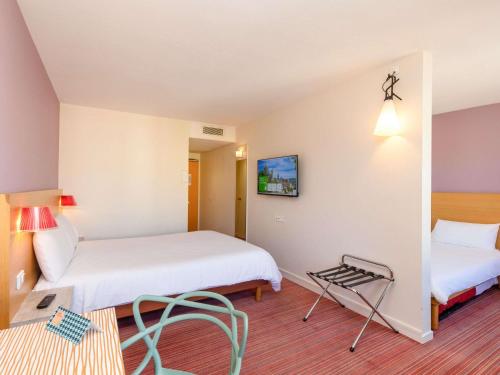 Habitación estándar con una cama doble y una cama individual del hotel Ibis Styles Le Puy En Velay. Foto 1