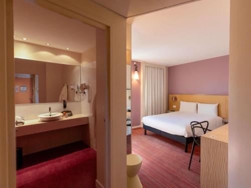 Habitación estándar con una cama individual del hotel Ibis Styles Le Puy En Velay. Foto 1