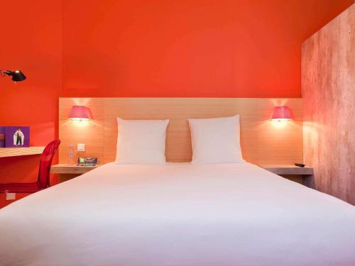 Habitación estándar con una cama individual del hotel Ibis Styles Le Puy En Velay. Foto 2