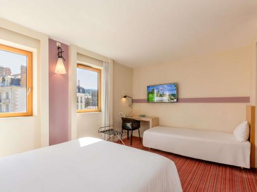 Suite familiar estándar con una cama doble y camas gemelas del hotel Ibis Styles Le Puy En Velay. Foto 1