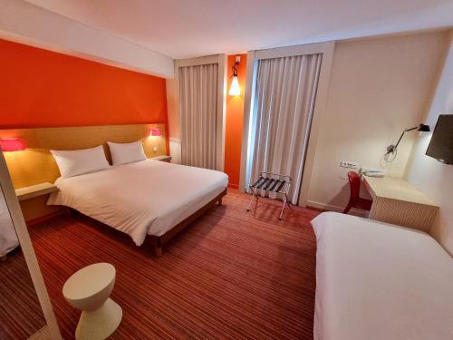 Suite familiar estándar con una cama doble y camas gemelas del hotel Ibis Styles Le Puy En Velay. Foto 2