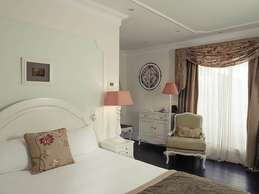 Habitación Classic orientada a la ciudad con una cama doble del hotel Hotel Mercure Villeneuve sur Lot Le Moulin de Madame. Foto 3