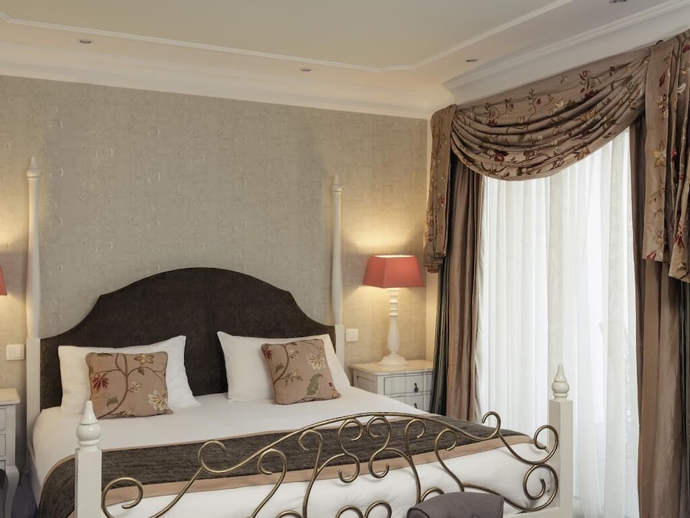 Habitación Classic orientada al río con una cama doble y terraza del hotel Hotel Mercure Villeneuve sur Lot Le Moulin de Madame. Foto 3