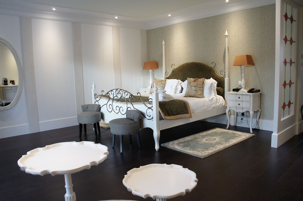 Habitación de categoría superior orientada al río con una cama doble y terraza del hotel Hotel Mercure Villeneuve sur Lot Le Moulin de Madame. Foto 1