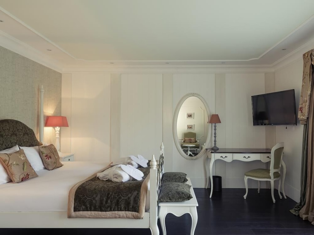 Habitación de categoría superior orientada al río con una cama doble y terraza del hotel Hotel Mercure Villeneuve sur Lot Le Moulin de Madame. Foto 3