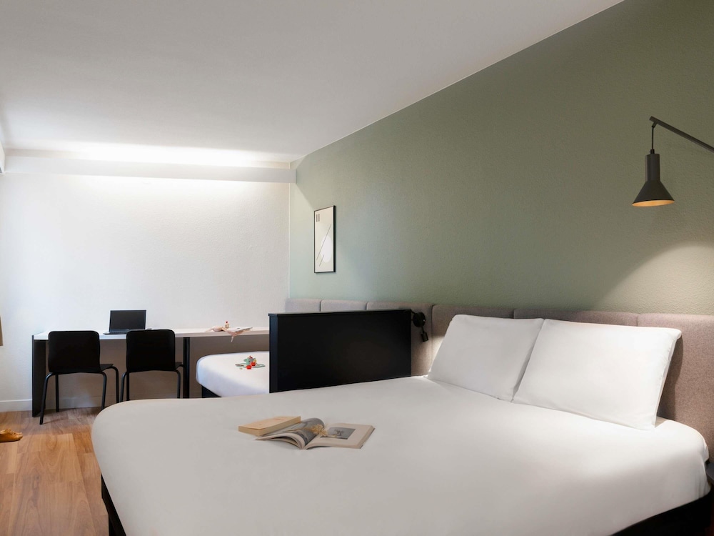 Habitación con 1 cama doble y 1 cama individual del hotel Ibis Nancy Brabois