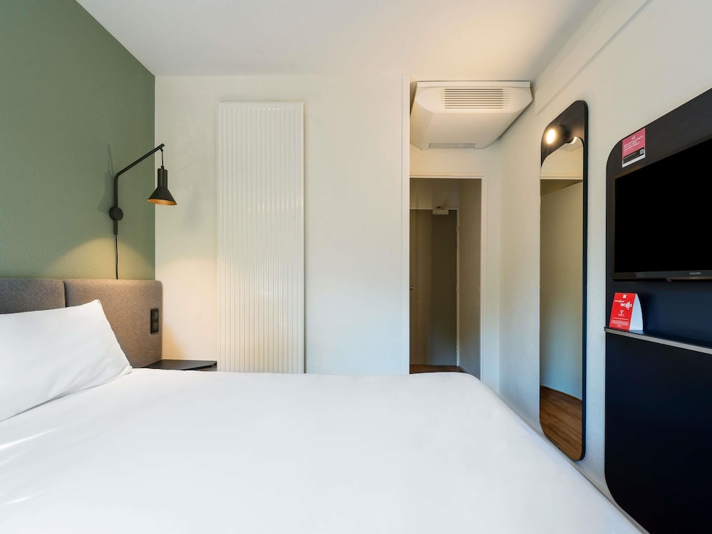 Habitación con 1 cama doble y 1 cama individual del hotel Ibis Nancy Brabois. Foto 5