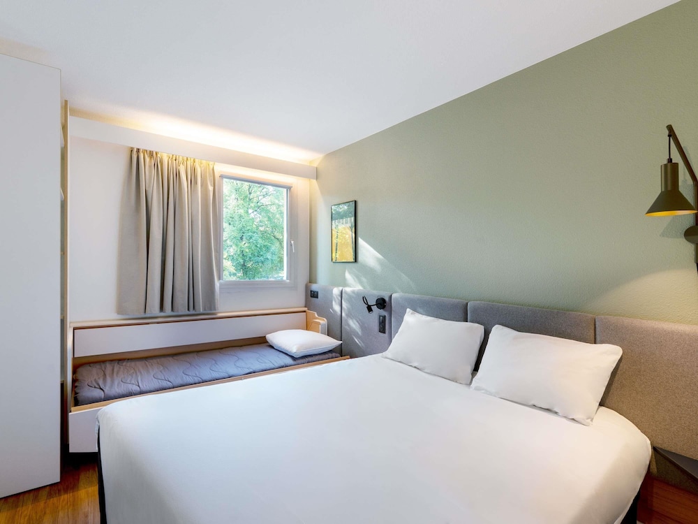 Habitación con 1 cama doble y 1 cama individual del hotel Ibis Nancy Brabois. Foto 6