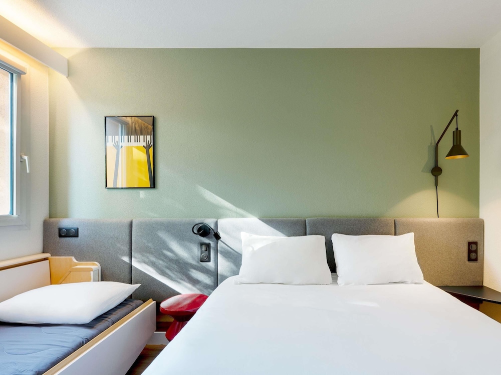 Habitación con 1 cama doble y 1 cama individual del hotel Ibis Nancy Brabois. Foto 7