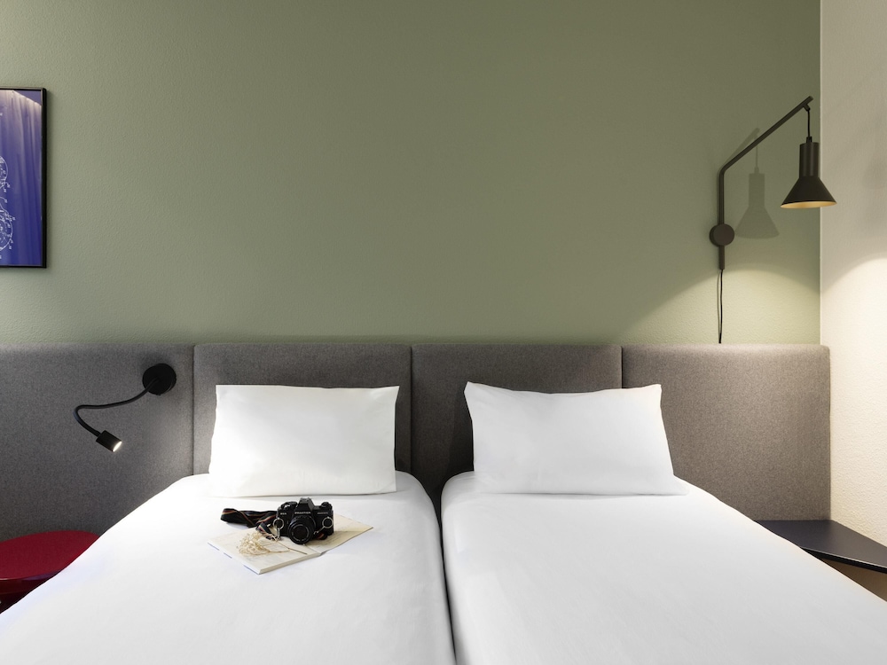 Habitación estándar con dos camas individuales del hotel Ibis Nancy Brabois. Foto 1