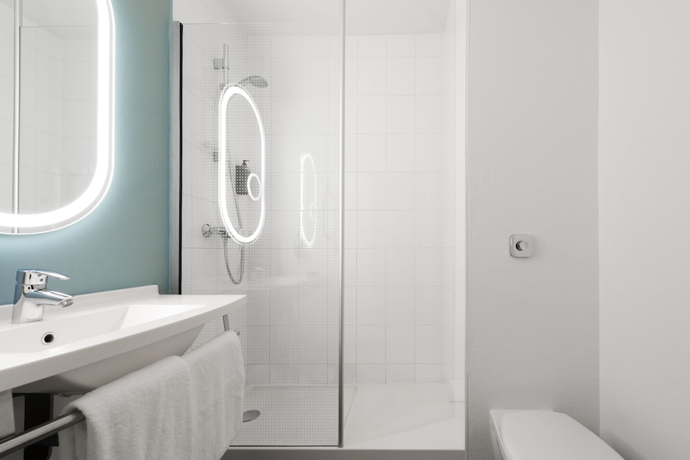 Habitación estándar con dos camas individuales del hotel Ibis Nancy Brabois. Foto 3