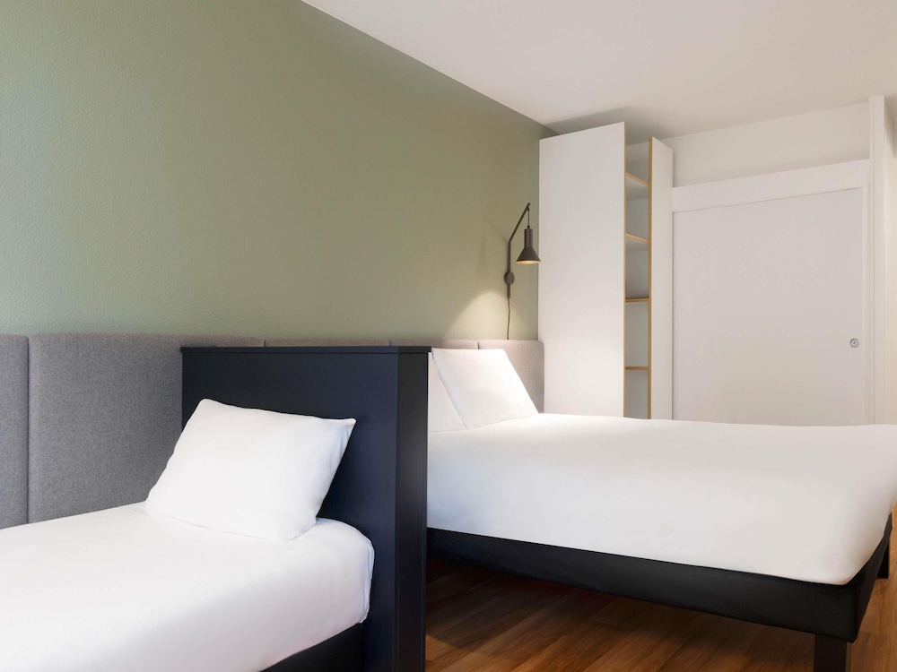 Habitación estándar con 1 cama doble y camas gemelas del hotel Ibis Nancy Brabois. Foto 1