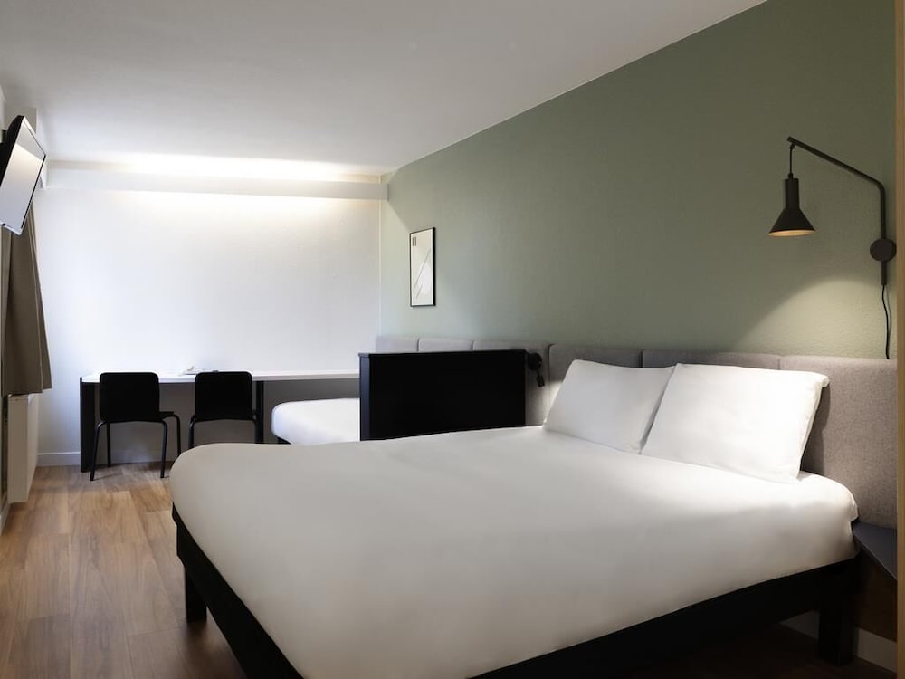 Habitación estándar con 1 cama doble y camas gemelas del hotel Ibis Nancy Brabois. Foto 2