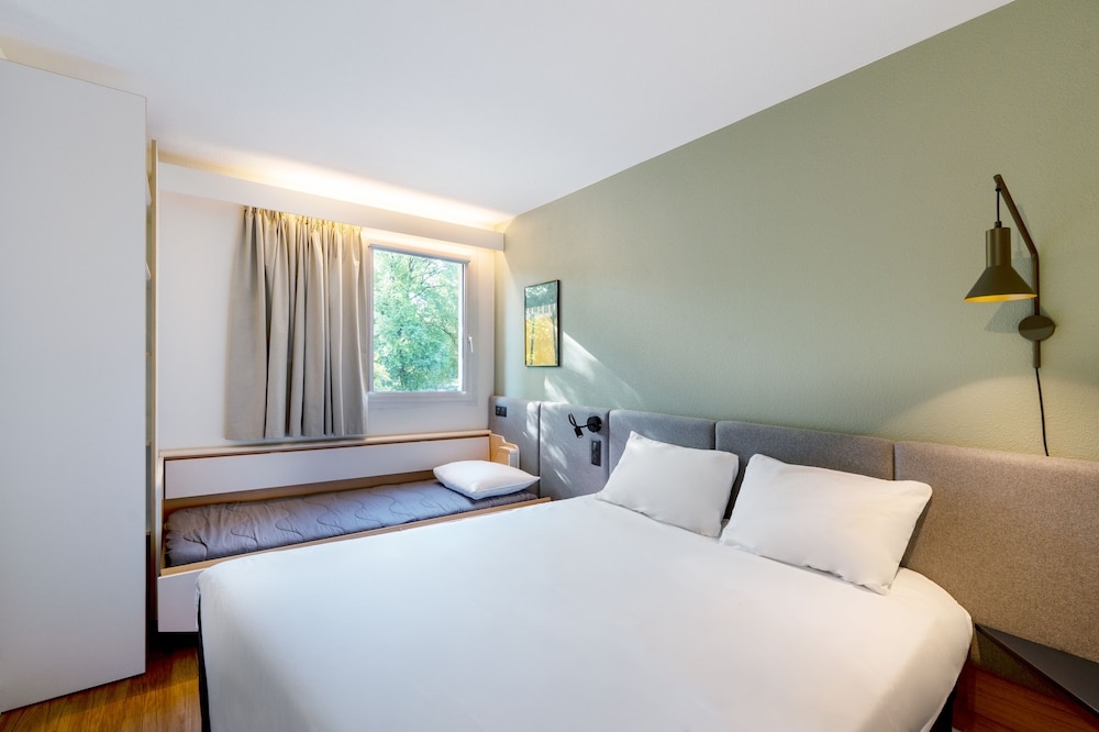 Habitación estándar con 1 cama doble y camas gemelas del hotel Ibis Nancy Brabois. Foto 3