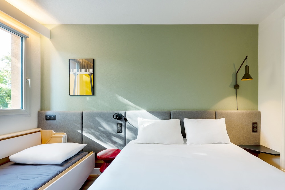 Habitación estándar con 1 cama doble y camas gemelas del hotel Ibis Nancy Brabois. Foto 4