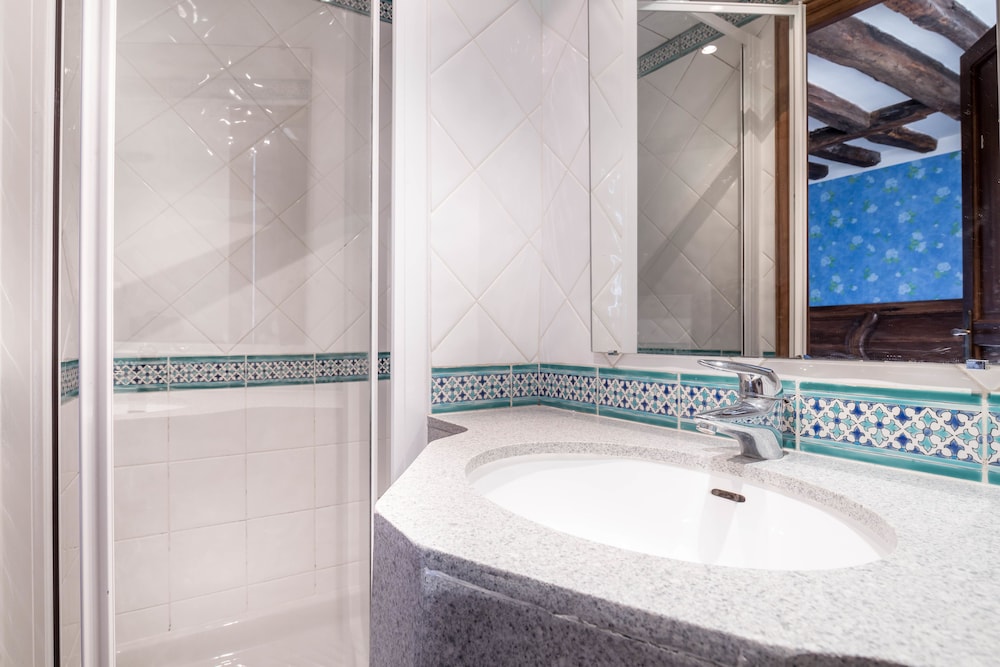 Habitación triple del hotel Du Lys. Foto 5