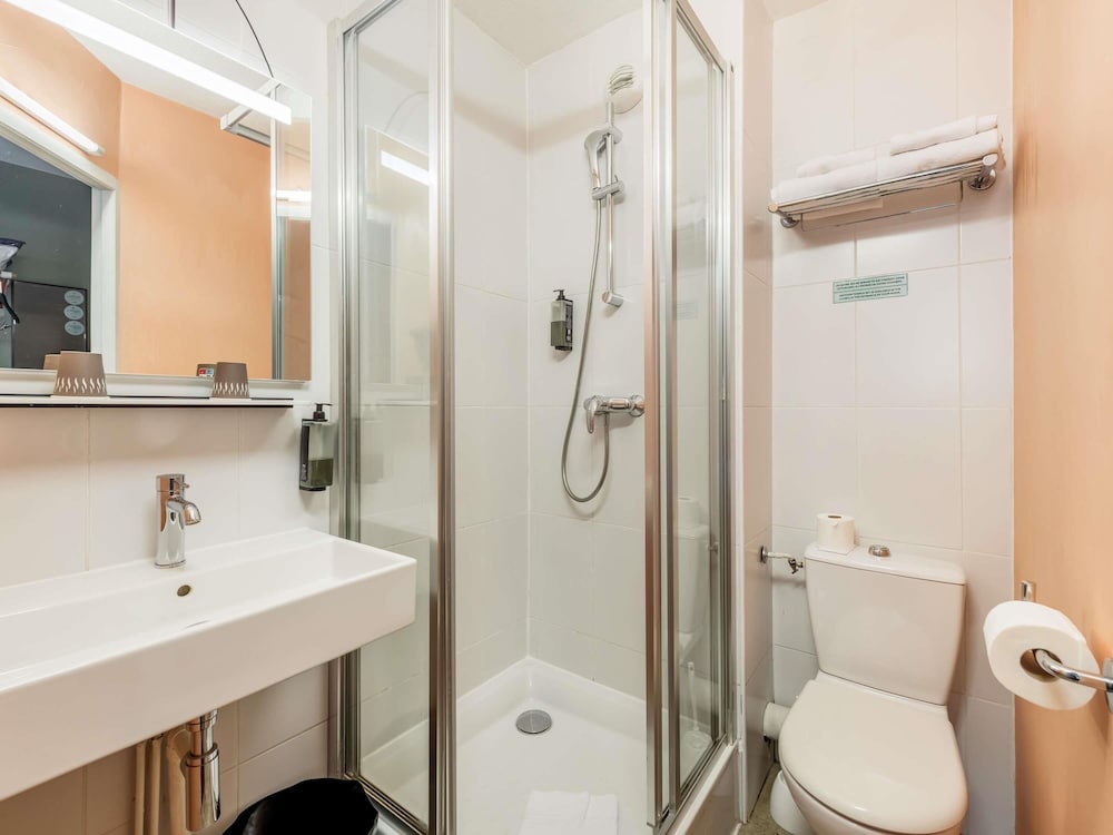 Habitación Standard con una cama doble del hotel Ibis Styles Lyon Croix Rousse. Foto 4