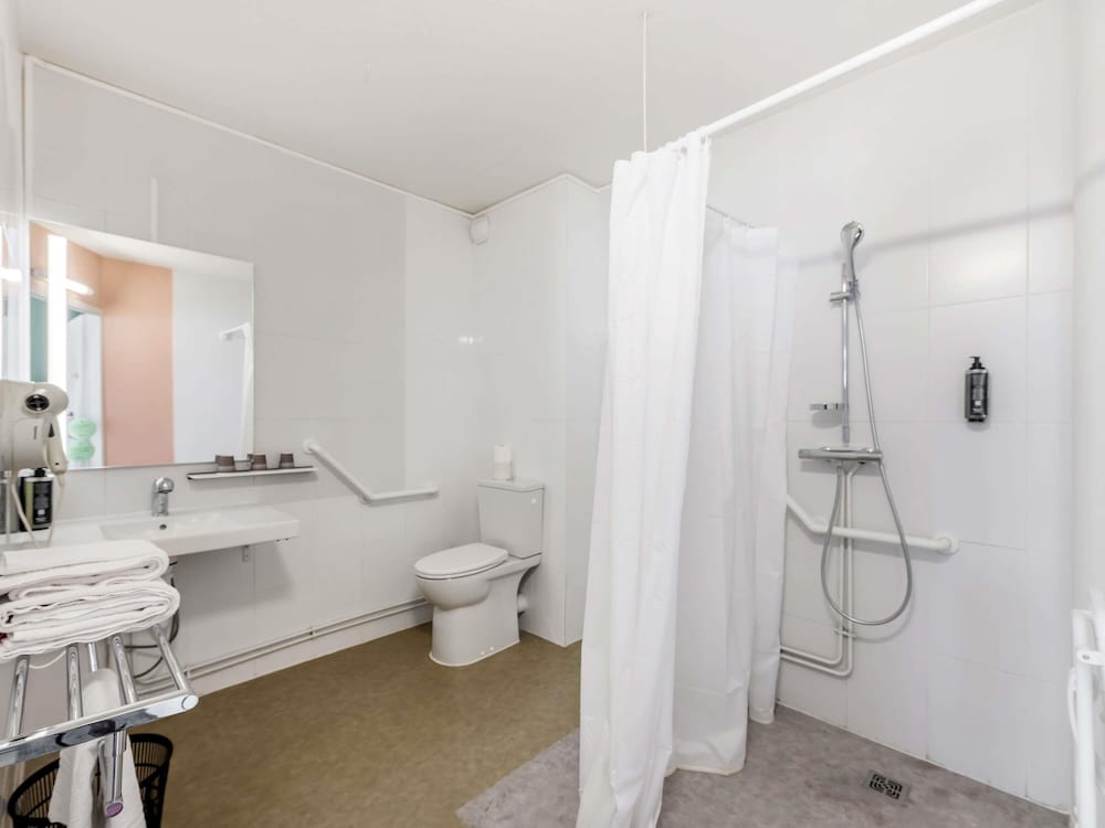 Habitación Standard con una cama doble del hotel Ibis Styles Lyon Croix Rousse. Foto 7