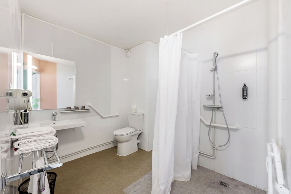 Habitación Standard con una cama doble del hotel Ibis Styles Lyon Croix Rousse. Foto 9