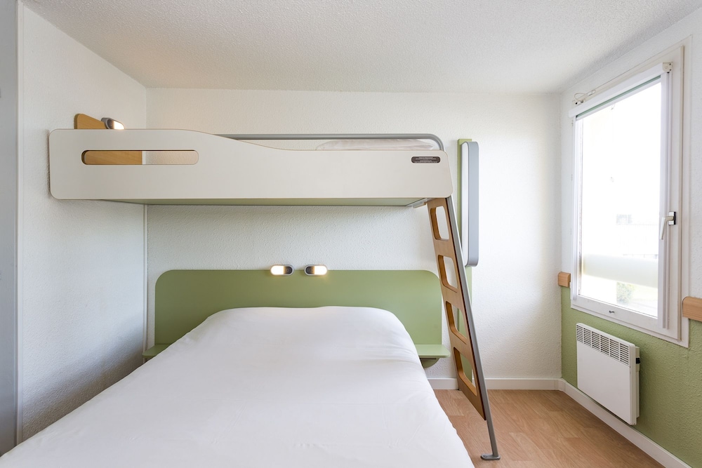 TRIPLE - Habitación con una cama grande y una litera del hotel Ibis Budget Quimper. Foto 1