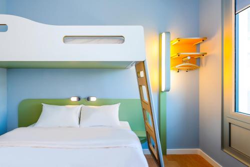 Habitación triple con cama grande y litera del hotel Ibis Budget Concarneau. Foto 4