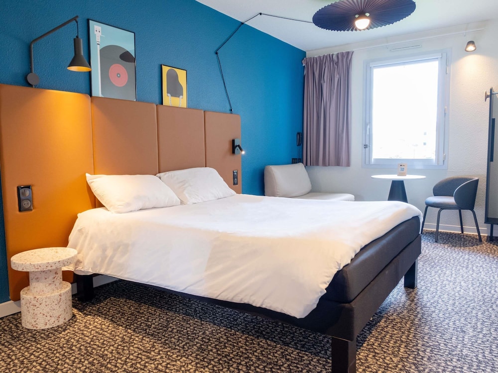 Habitación estándar con una cama doble y una cama supletoria del hotel Ibis Avranches Baie Du Mont Saint Michel