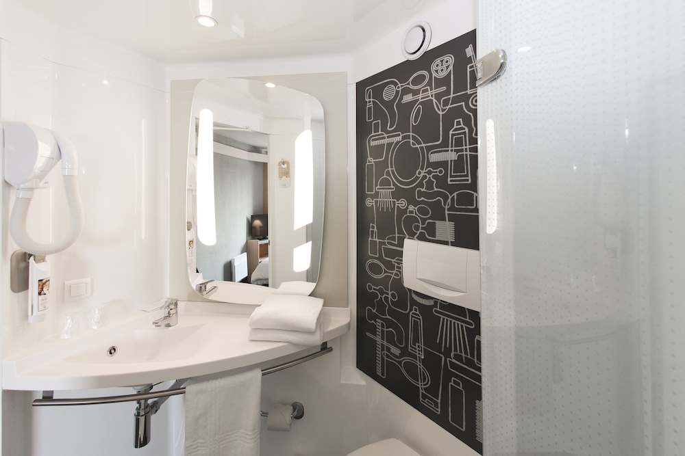 Habitación estándar con una cama doble y una cama supletoria del hotel Ibis Avranches Baie Du Mont Saint Michel. Foto 5