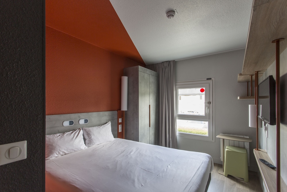 TRIPLE - Habitación con cama grande y cama extraíble del hotel Ibis Budget Senlis. Foto 3