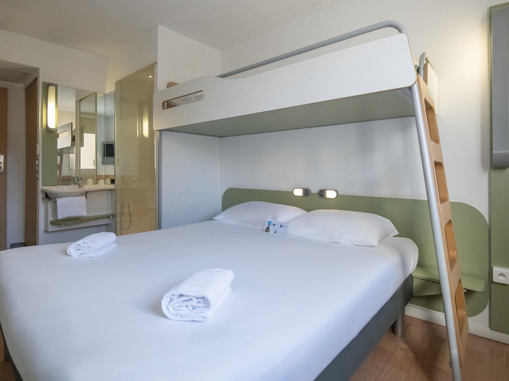 TRIPLE - Habitación con una cama grande y una cama litera del hotel Ibis Budget Ajaccio