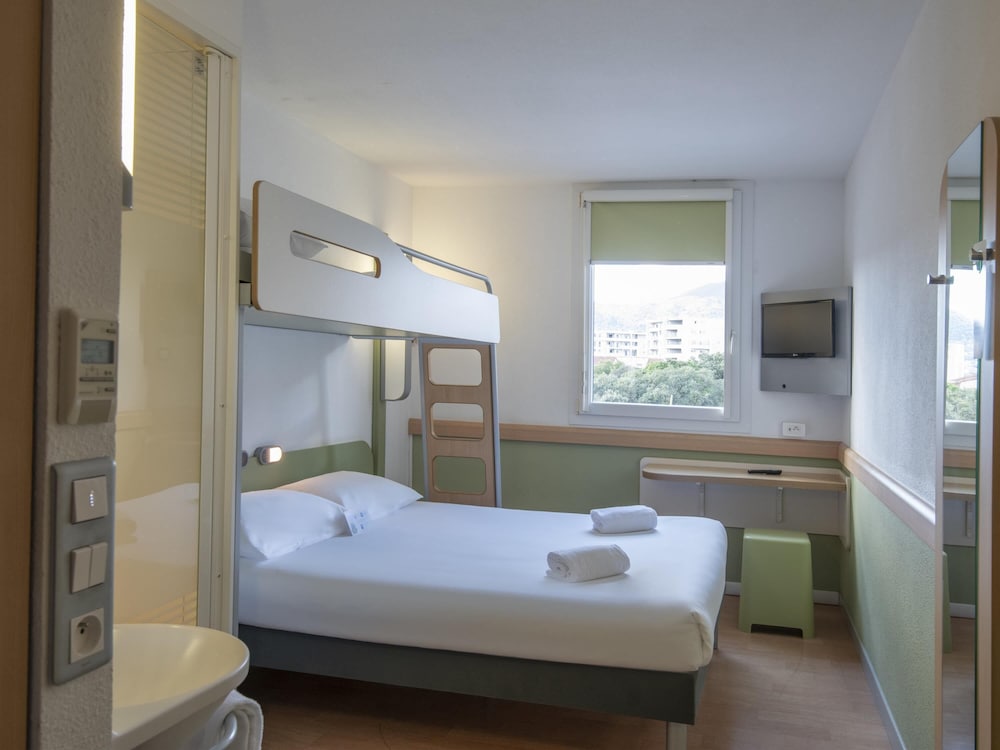 TRIPLE - Habitación con una cama grande y una cama litera del hotel Ibis Budget Ajaccio. Foto 2