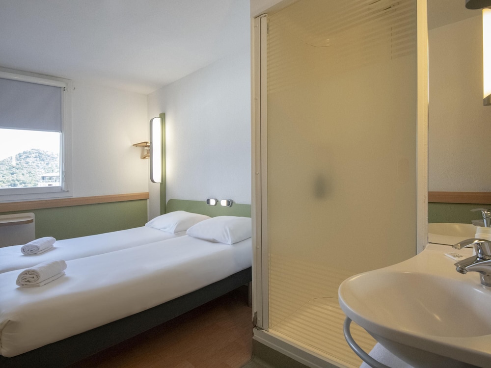 GEMELA - Habitación con camas individuales del hotel Ibis Budget Ajaccio. Foto 1