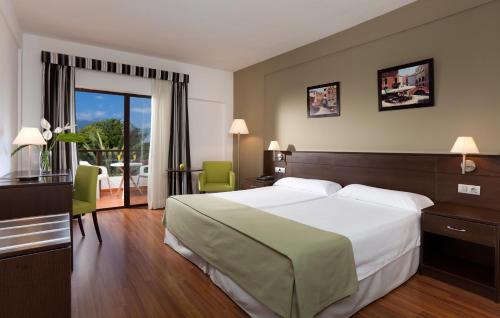 Habitación triple Vista Mar 3 camas individuales del hotel TRH Taoro Garden. Foto 3