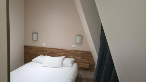 Habitación Doble con ducha del hotel Hôtel De La Perdrix Rouge. Foto 8