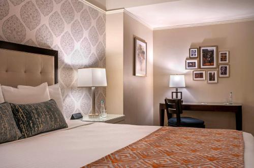 Habitación Premier con cama extragrande del hotel THE WARWICK NEW YORK HOTEL