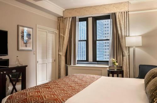 Habitación Premier con cama extragrande y vistas a la ciudad del hotel THE WARWICK NEW YORK HOTEL