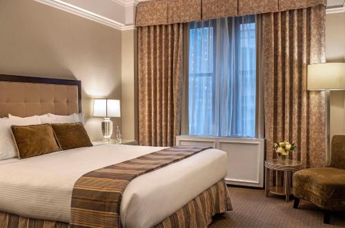Habitación Premier con cama extragrande y vistas a la ciudad del hotel THE WARWICK NEW YORK HOTEL. Foto 1