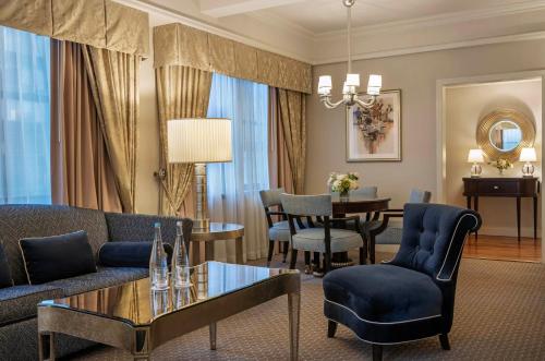 Suite On the Avenue de 1 dormitorio con cama extragrande del hotel THE WARWICK NEW YORK HOTEL
