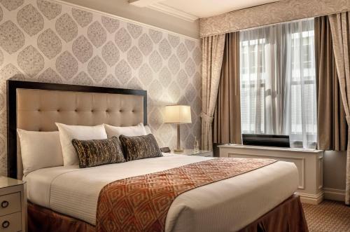 Suite On the Avenue de 1 dormitorio con cama extragrande del hotel THE WARWICK NEW YORK HOTEL. Foto 1