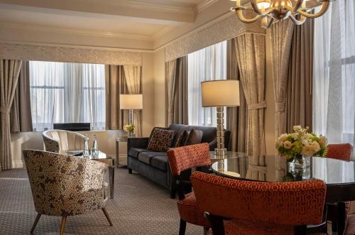Suite On the Avenue de 1 dormitorio con cama extragrande del hotel THE WARWICK NEW YORK HOTEL. Foto 2