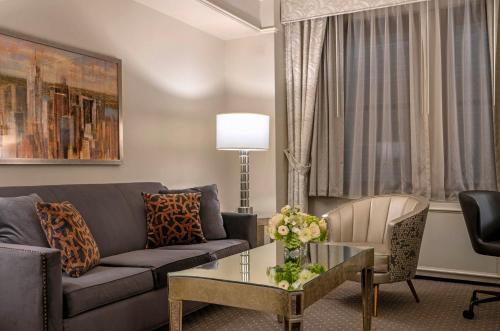 Suite Premier de 1 dormitorio con cama extragrande del hotel THE WARWICK NEW YORK HOTEL