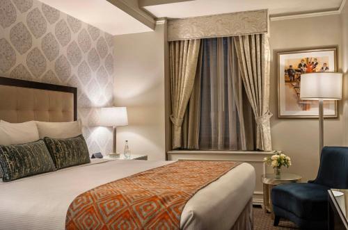 Suite Premier de 1 dormitorio con cama extragrande del hotel THE WARWICK NEW YORK HOTEL. Foto 1