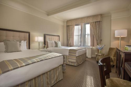 Habitación Premier con 2 camas dobles y vistas a la ciudad del hotel THE WARWICK NEW YORK HOTEL