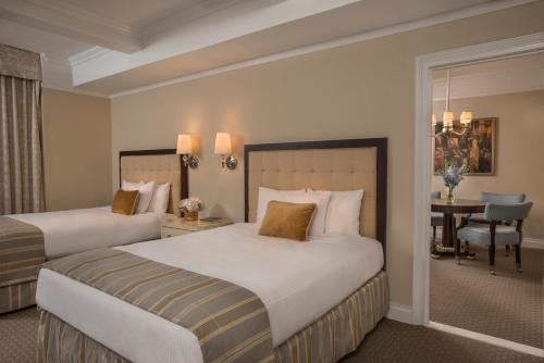 Suite Premier de 1 dormitorio con 2 camas dobles y vistas a la ciudad del hotel THE WARWICK NEW YORK HOTEL