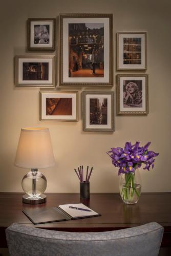 Suite On the Avenue de 1 dormitorio con cama extragrande del hotel THE WARWICK NEW YORK HOTEL. Foto 3