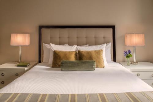 Habitación Premier con 2 camas dobles y vistas a la ciudad del hotel THE WARWICK NEW YORK HOTEL. Foto 1