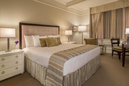 Habitación Premier con cama extragrande del hotel THE WARWICK NEW YORK HOTEL